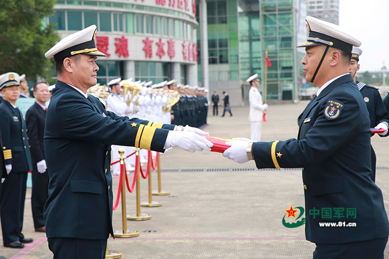 周道先攝寧德艦向寧德市贈送紀念品.周道先攝寧德艦入列儀式現場.