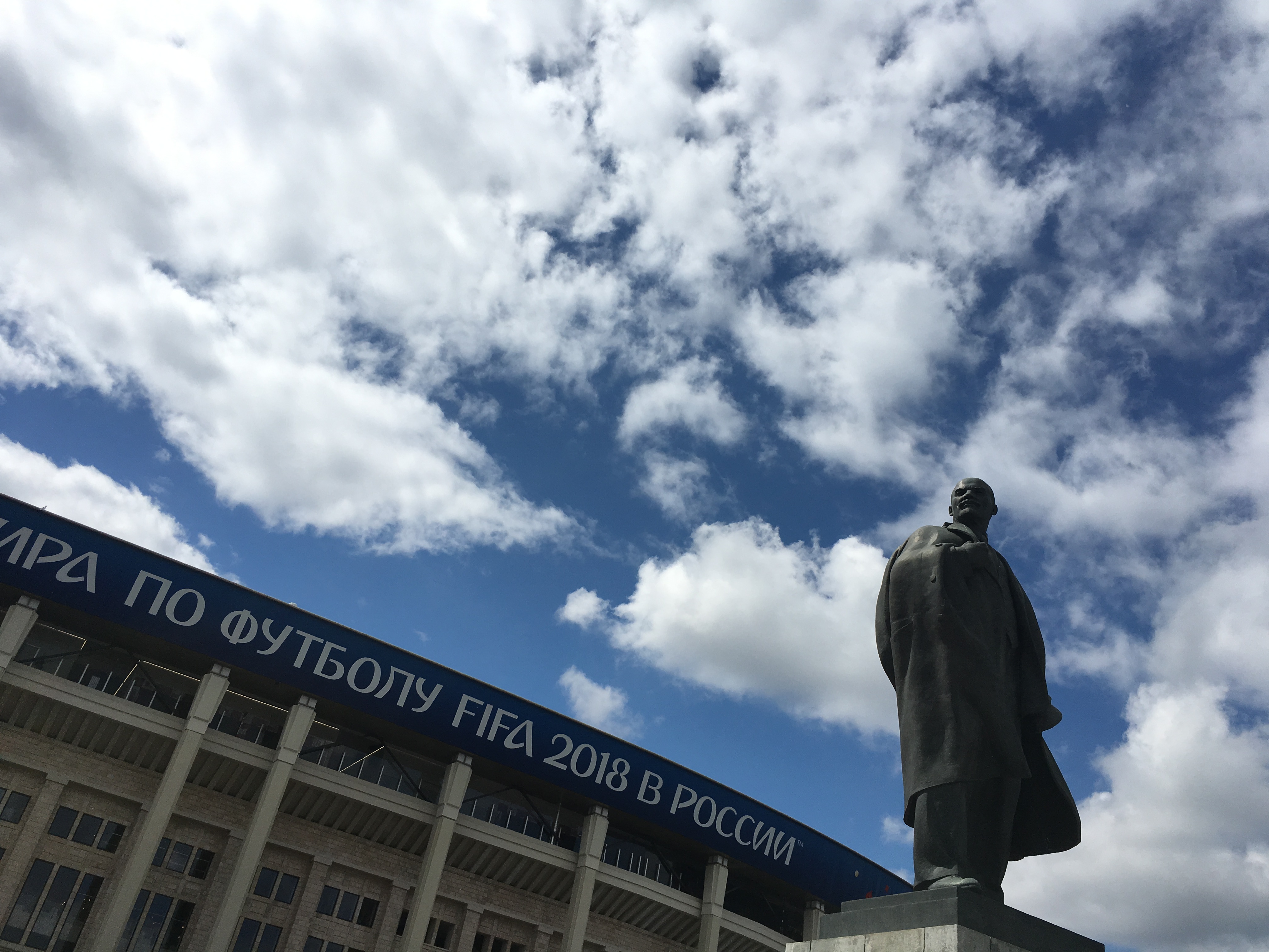 卢日尼基体育场外有伟人列宁的雕像_fororder_微信图片_20180614154719