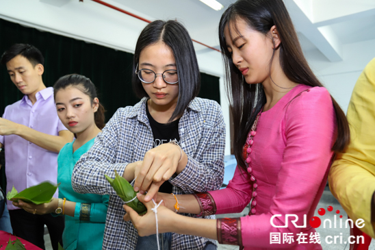 貴州高校:留學生學包粽子體驗端午民俗