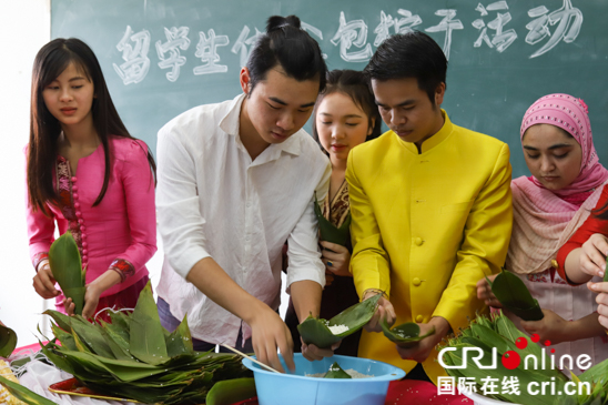 贵州高校:留学生学包粽子体验端午民俗