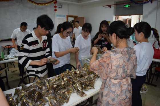 端午佳节暖人心，荃盛食品敬老院包粽子传递爱心