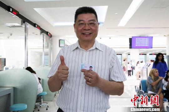 上海两月颁500余“永居证” 审批提速获外籍人士点赞
