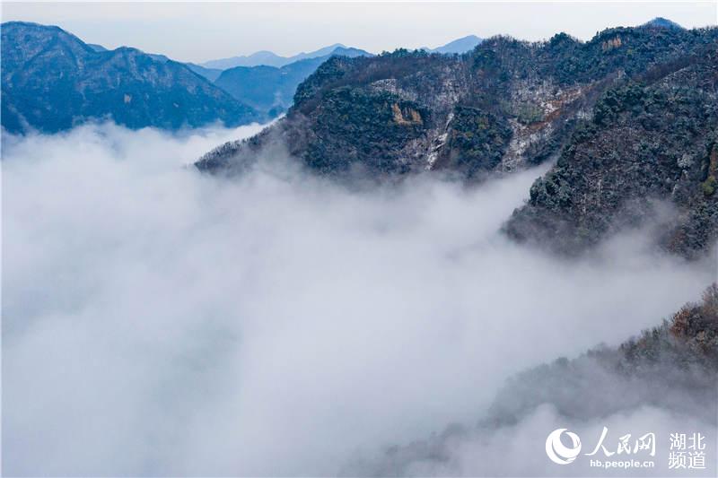湖北保康：夢幻雲霧繞群山 雪後山鄉如畫境