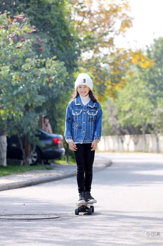 滑板少女來了！田亮教森碟躺著滑 姿勢還挺瀟灑