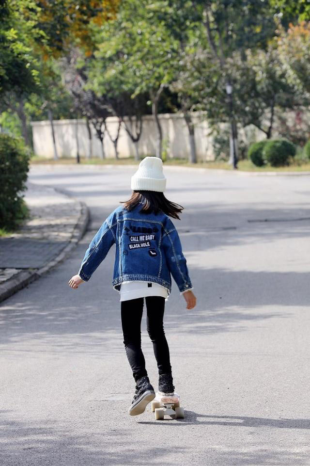 滑板少女來了！田亮教森碟躺著滑 姿勢還挺瀟灑