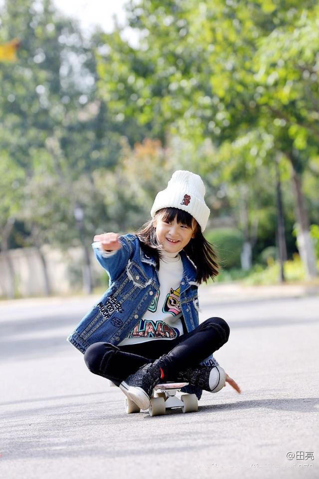 滑板少女來了！田亮教森碟躺著滑 姿勢還挺瀟灑