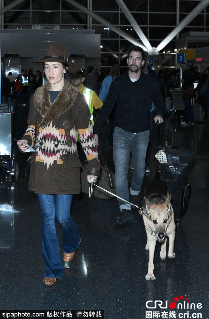 maggieq与55岁未婚夫牵狗现身机场低调秀恩爱