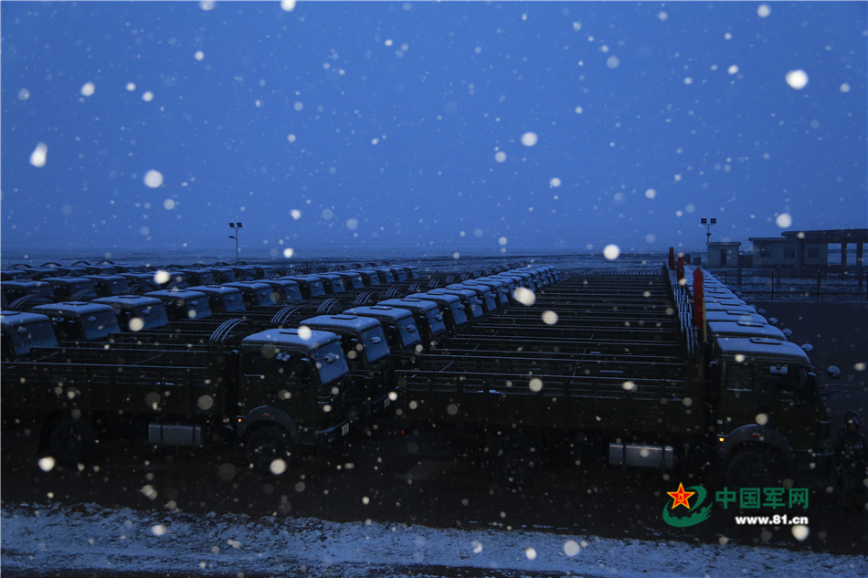 夜幕降临,大雪突袭长江源头的沱沱河兵站,顷刻间,雪花铺满大地.