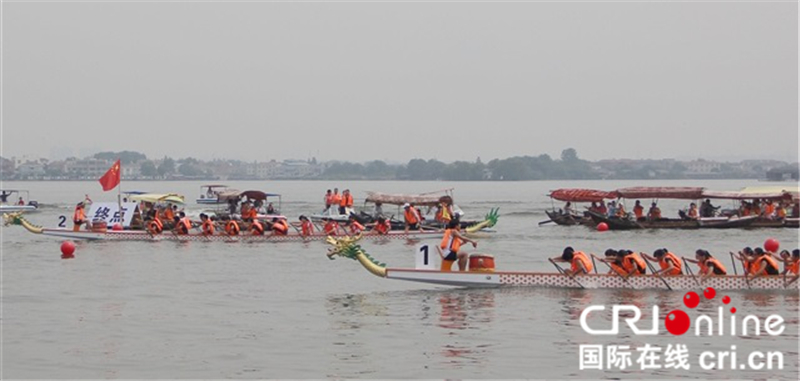 “同城双星” 暨“武汉军运杯”龙舟赛在武汉东湖举行