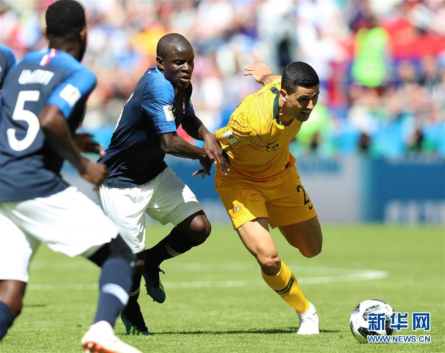 6月16日,法国队球员坎特(中)与澳大利亚队球员汤·罗吉奇(右)在比赛中