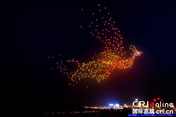 该表演共有500架无人机参与飞行表演,以航空产业为基调,通过灯光