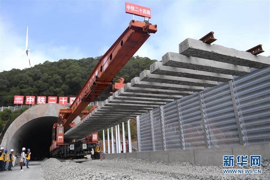 平潭海峡公铁大桥开始铺轨施工