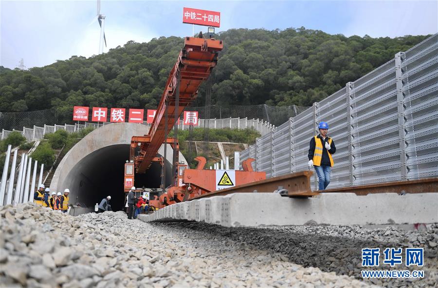 平潭海峡公铁大桥开始铺轨施工