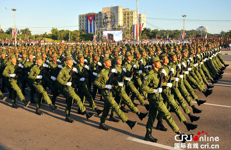 古巴举行阅兵庆祝革命武装力量成立60周年