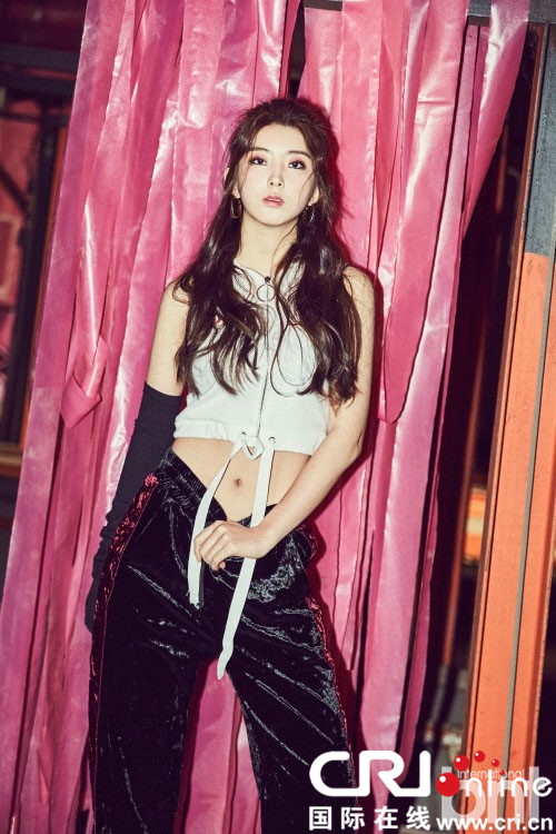 近日,韩国女团4minute原成员权昭贤受某杂志邀请,为该杂志最新一期