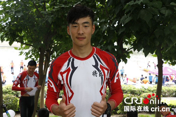 【cri看福建 列表】【龙舟赛专题 要闻 摘要：2014年，该校龙舟队代表国家队参加第11届亚洲龙舟锦标赛，参加的七项比赛均获得奖牌，并取得2金3银2铜的可喜成绩，尤其是2000米环绕赛是中国队继1990年后，时隔24年再次夺得金牌。2017年中华龙舟大赛（海南陵水站）总决赛，获得了200m第四名，总成绩第六名的成绩。】吉林北华大学侯庆恒：“青春有无限可能”