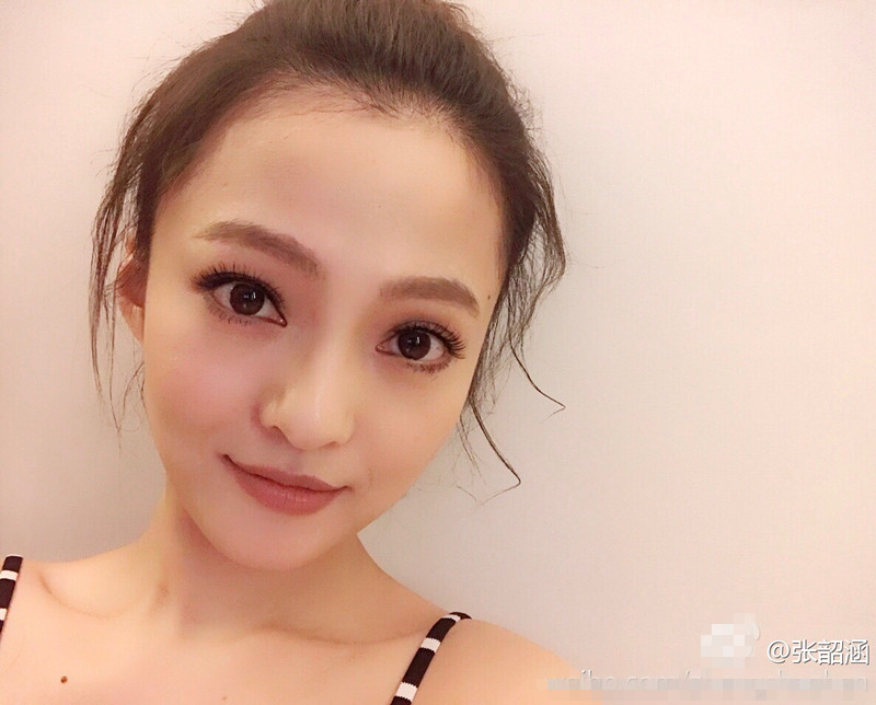 1月3日一早,张韶涵在微博中晒出一组自拍照,并配文:早啊