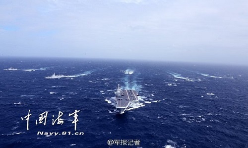 殲-15艦載機首次在南海起降航母