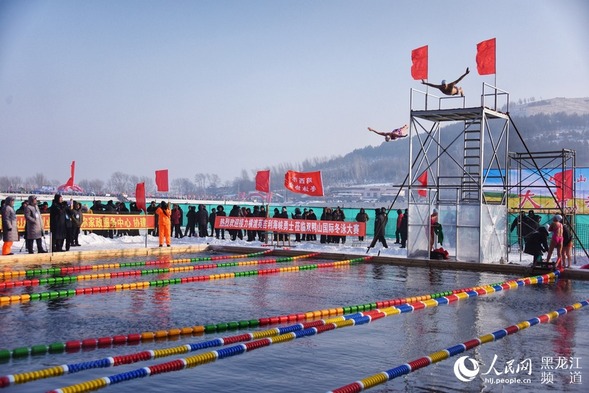 “冷资源”变成“热经济” 国际冰泳协会首届中俄美南冰泳锦标赛在双鸭山市举行