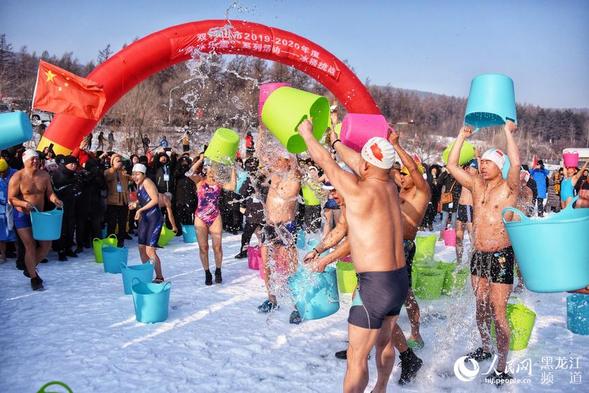 “冷资源”变成“热经济” 国际冰泳协会首届中俄美南冰泳锦标赛在双鸭山市举行