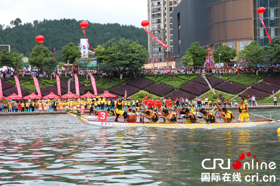 贵州惠水：涟江上的激情端午 15支龙舟队逆水竞速