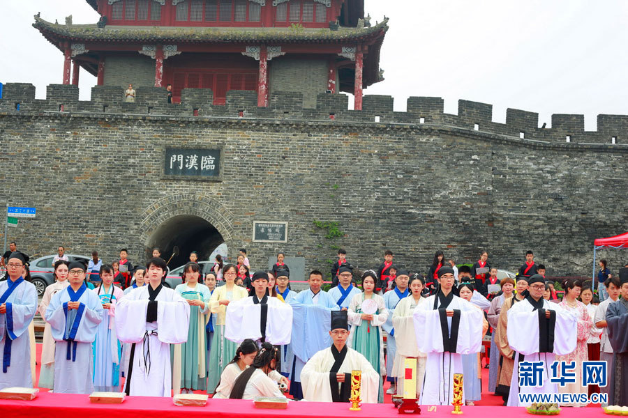 湖北襄阳：百名学子盛装祭拜迎端午