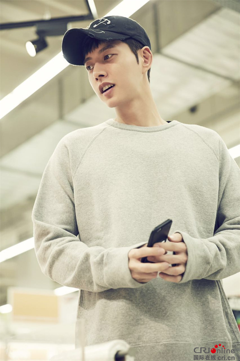 朴海镇拍戏间隙逛超市 帅气演绎居家暖男风