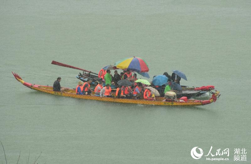 百年龍船會擂響雨中戰鼓