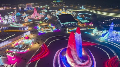 Tourists visit 21st edition of Ice-Snow World in Harbin