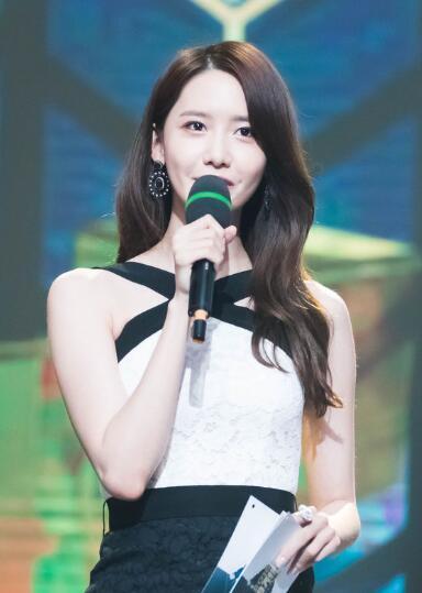 美得犯规了！林允儿变身MC秀高挑身材