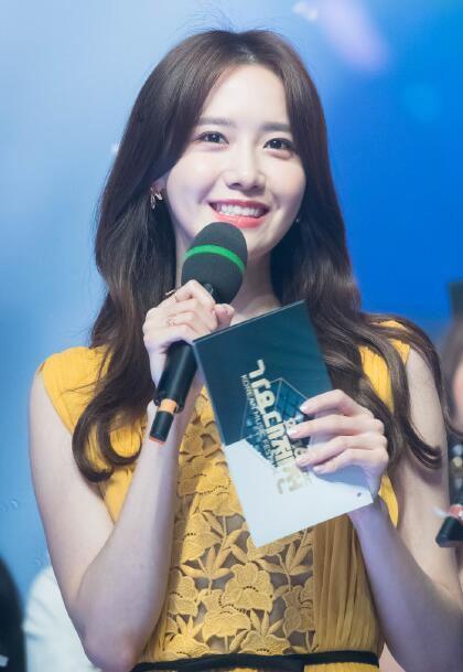 美得犯规了！林允儿变身MC秀高挑身材