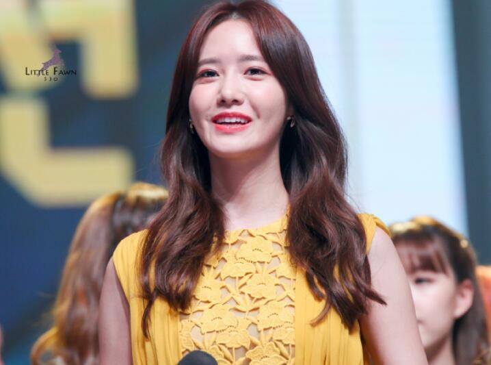 美得犯规了！林允儿变身MC秀高挑身材