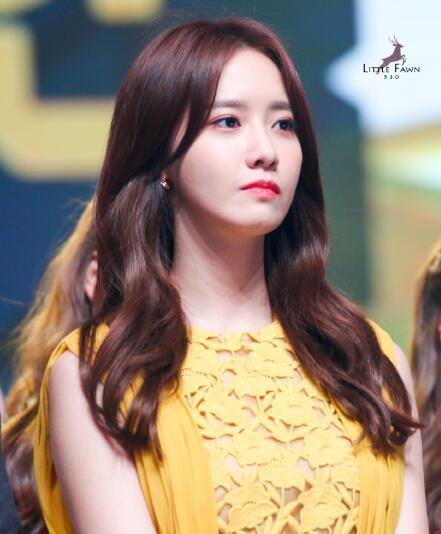 美得犯规了！林允儿变身MC秀高挑身材