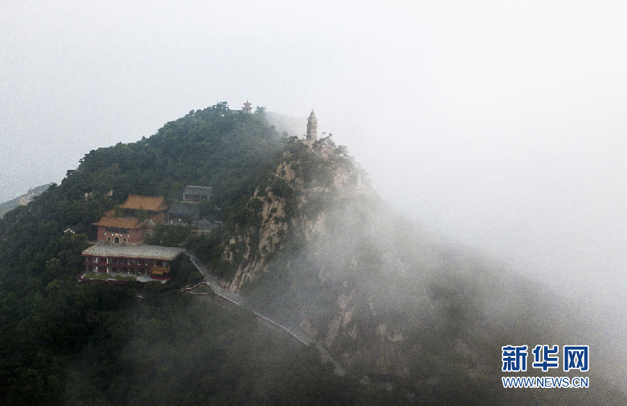 天津：雾锁盘山
