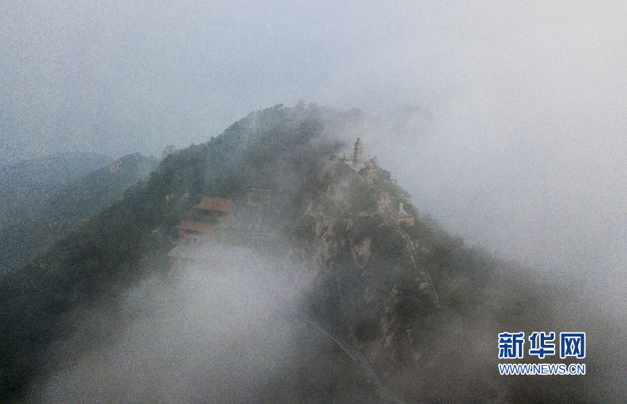 天津：雾锁盘山