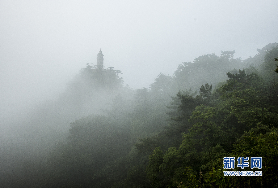 天津：雾锁盘山