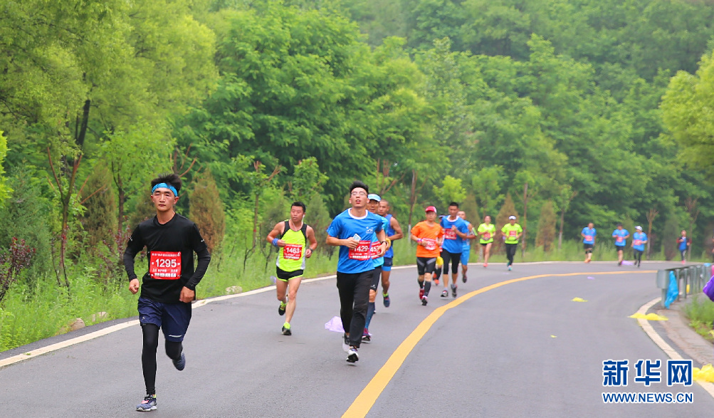 端午佳節 半程馬拉松賽在山西北武當山開跑