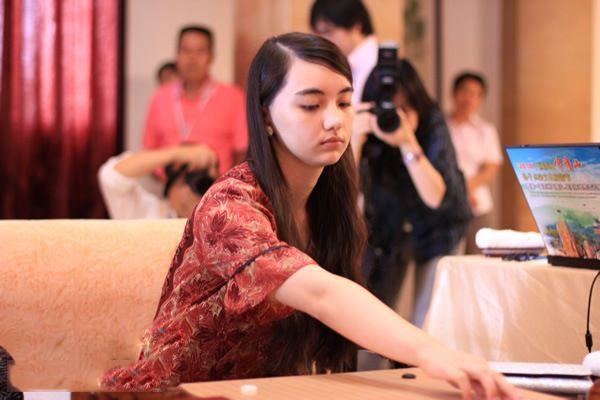 围棋混血美女颜美如仙 曾胜"台版阿尔法狗"