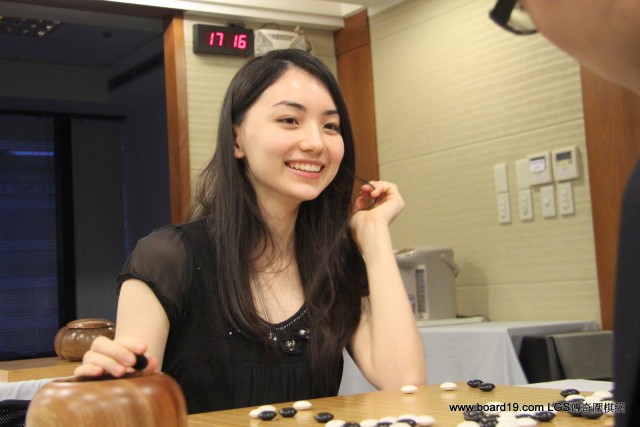 围棋混血美女颜美如仙 曾胜"台版阿尔法狗"