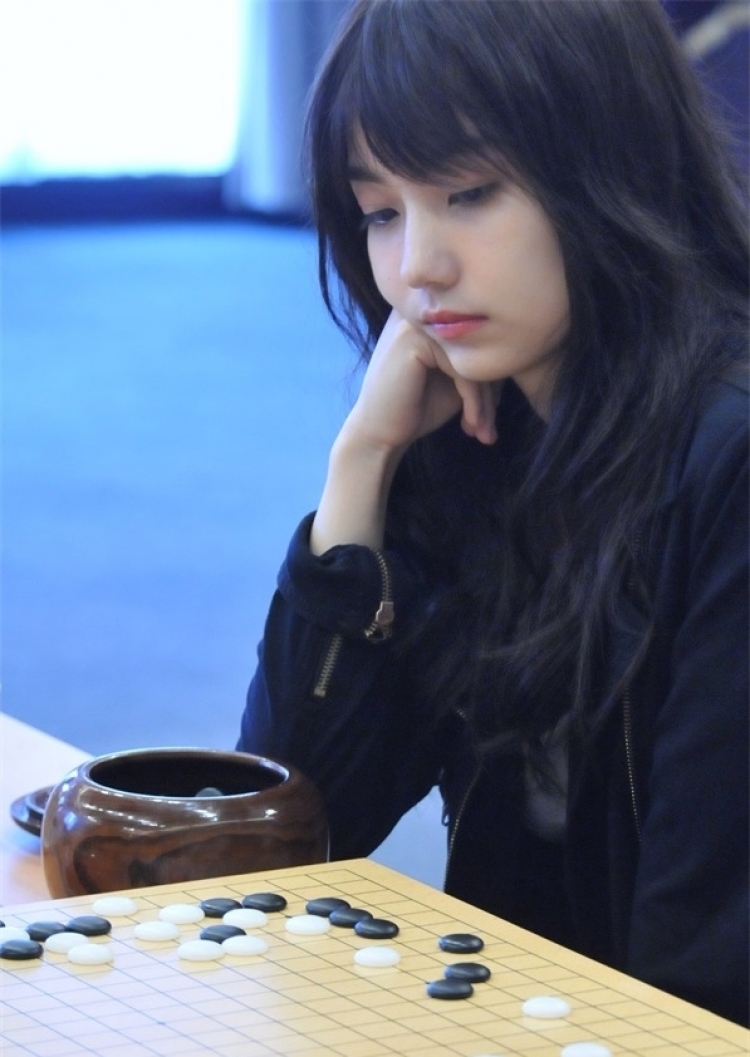 围棋混血美女颜美如仙 曾胜"台版阿尔法狗"