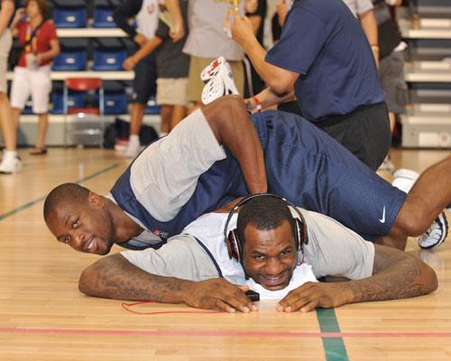 基情!詹韦太暧昧 这些瞬间满满都是爱-国际在线体育频道