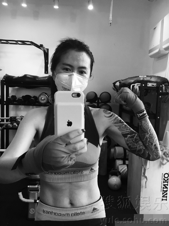 谭维维戴口罩练腹肌 这画风有点新奇!(组图)