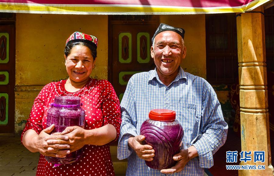 和田农民：从挖玉人到采花人