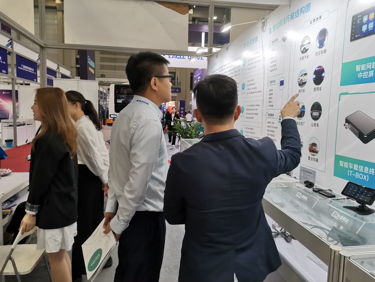 汽车频道【供稿】全方位提升驾乘人员出行体验，星砺达展出多款智能车载终端设备