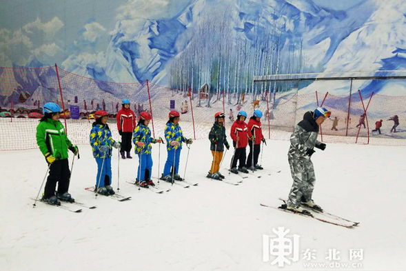 冰雪運動從娃娃抓起 哈爾濱“滑雪運動百校行”雪上體驗活動啟動