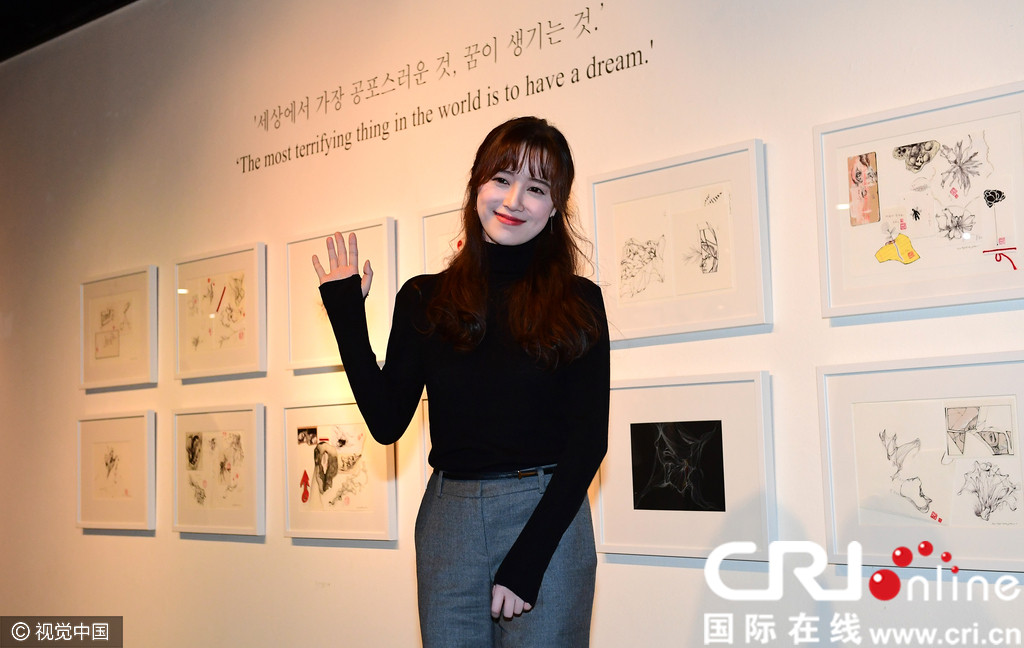 具惠善"挥笔"再开画展 显谦虚大红唇抢镜