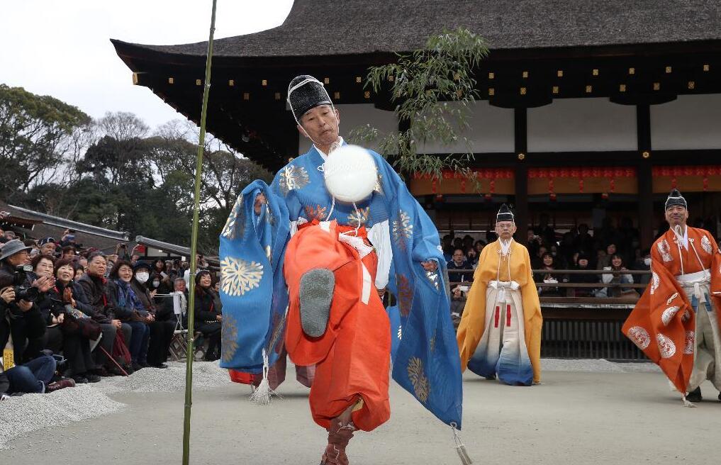 日本京都神社举行新年蹴鞠表演(组图)
