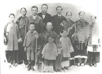 1901年孫中山與家人在檀香山合影，中坐者為母親楊氏。