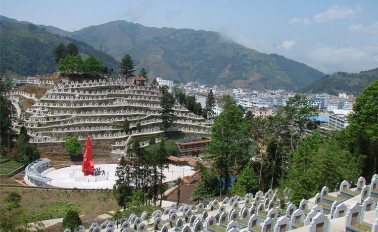 云南一烈士陵园被公路截成两断 官方:加钱改道