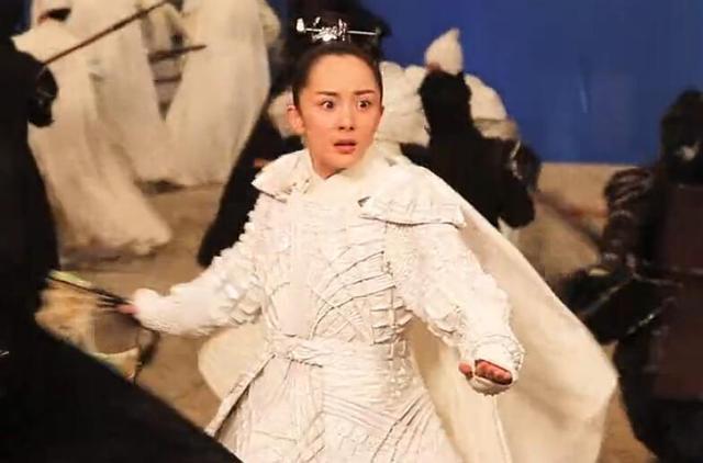 杨幂的发际线再也回不去了么?网友吐槽像半秃